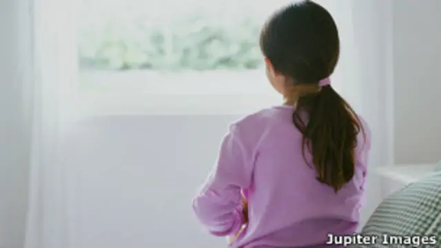 इस बच्ची ने बाल शोषण के प्रति लोगों का ध्यान खींचने के लिए ऐसा वेश बनाया है.