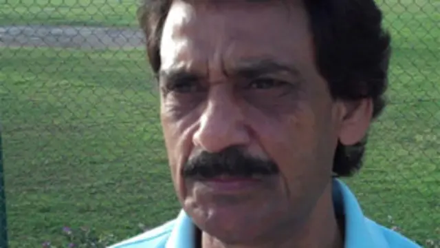 حنیف خان ٹیم میں شامل سینیئر کھلاڑیوں کے بارے میں مختلف اوقات میں مختلف موقف کے ساتھ سامنے آتے رہے جس پر انہیں خاصی تنقید کا سامنا رہا