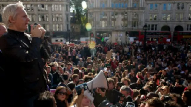 Julian Assange en la protesta de Londres.