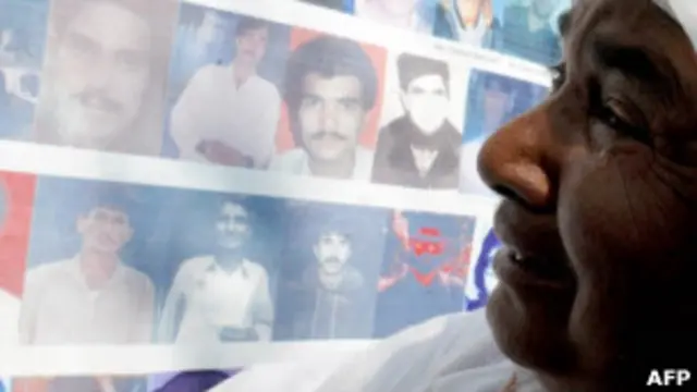 در بیست سال گذشته، هزاران نفر از کشمیریها ناپدید شدهاند، بسیاری از آنان پس از دستگیری توسط نیروهای امنیتی ناپدید گشتهاند