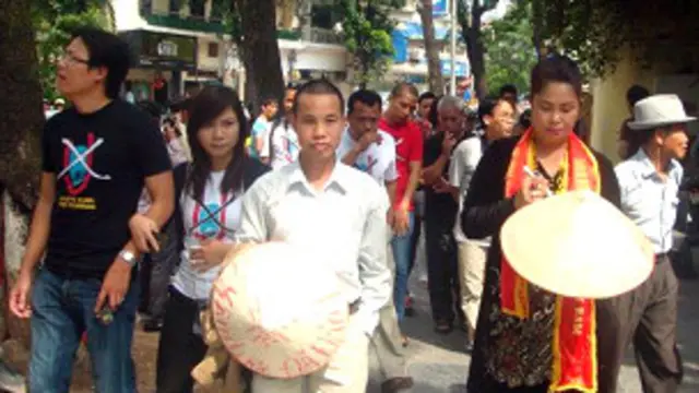 Bà Bùi Hằng (mặc áo dài) trong cuộc gặp 16/10