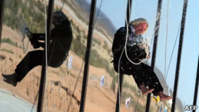 Ричард Брэнсон спускается с крыши здания космопорта