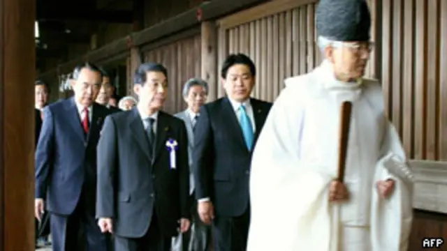 日本68名国会议员参拜靖国神社（18/10/2011）