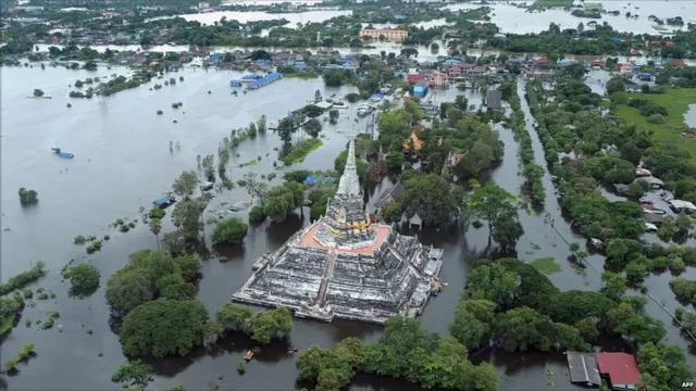 Cảnh lụt lội gần thủ đô Bangkok, Thái Lan - BBC News Tiếng Việt