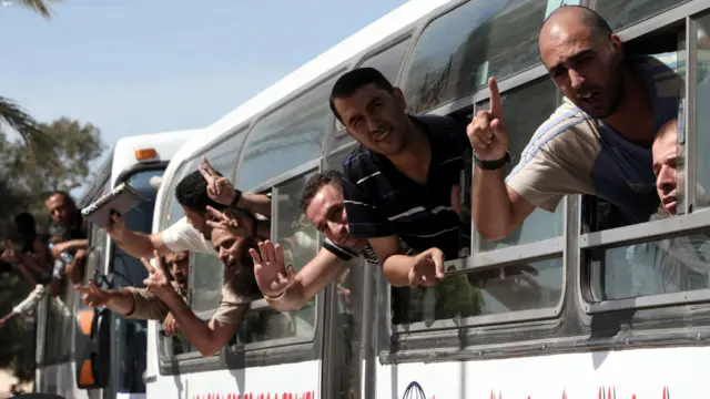 الحافلات التي تنقل المفرج عنهم تدخل إلى قطاع غزة عبر معبر رفح