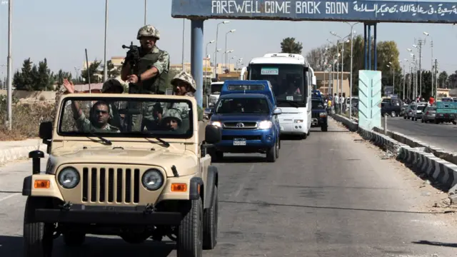 قوات مصرية تحرس حافلات المفرج عنهم