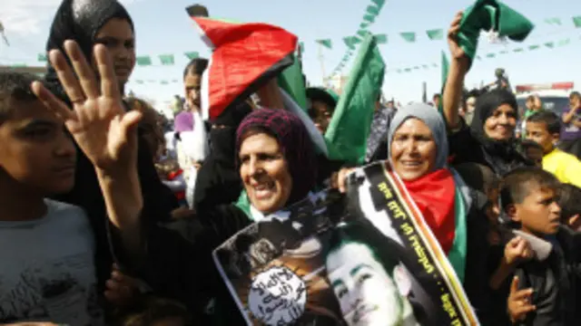 Người Palestine đón thân nhân được Israel thả