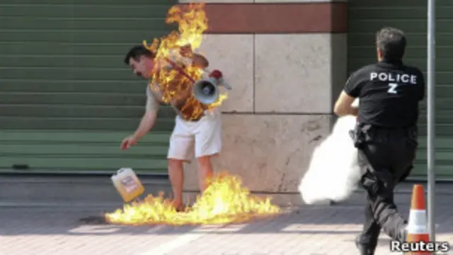 Homem ateia fogo em si mesmo na Grécia, em setembro de 2011. | Foto: Reuters
