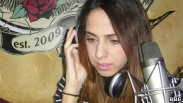 Voluntária no centro de atendimento Klimaka, na Grécia. | Chloe Hadjimatheou/BBC