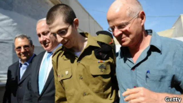 Shalit e seu pai/Getty Images