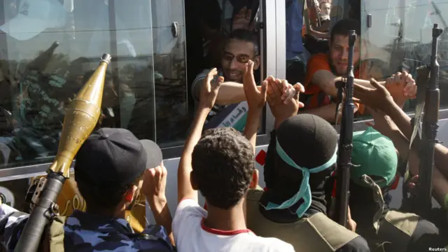 Tahanan Palestina yang dibebaskan tiba di perlintasan Rafah