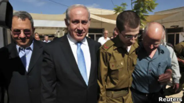 Netanyahu e Shalit (Reuters)