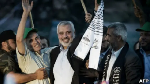 O primeiro-ministro do Hamas, Ismail Haniya, abraça prisioneiros libertados.