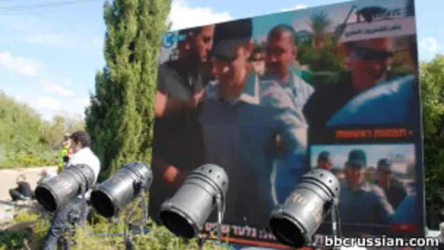 Экран, транслирующий кадры египетского телевидения