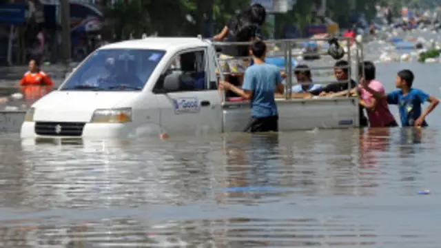Banjir di Phatun Thani, luar kota Bangkok