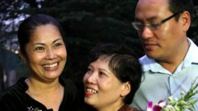 Bà Bùi Thị Minh Hằng (bìa trái) cùng bạn bè khi được trả tự do