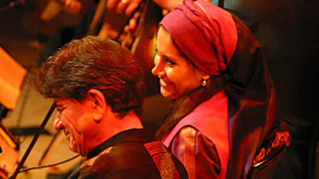 در آستانه اجرای تصنیف همراه شو عزیز، یکی از حاضران در رویال فستیوال هال فریاد زد: استاد عاشقتم! و همه از جمله آقای شجریان و دخترش را به خنده انداخت 