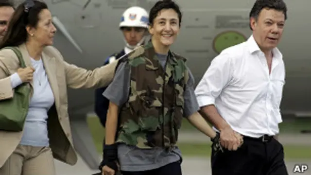 Yolanda Pulecio (madre de Betancourt), Ingrid Betancourt y Juan Manuel Santos.