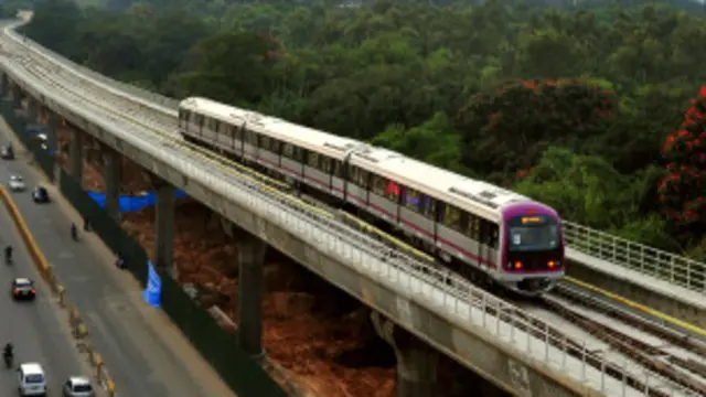 ابتدائی اندازوں کے مطابق میٹرو ٹرین سروس پر تقریباً اڑھائی لاکھ شہری روزانہ سفر کرسکیں گے