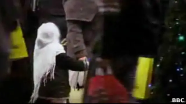 Ребенок-попрошайка на улице Лондона