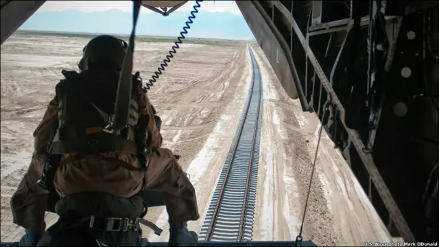 2009 йилга келиб Вашингтон ўз стратегик манфаатлари ва инсон ҳуқуқлари борасидаги хавотирларини бир мувозанатга солиб бўлди. Президент Каримов мамлакати орқали чегара ортидаги АҚШ қўшинларига ҳарбий бўлмаган юкларни етказиш учун 'яшил чироқ' берди. Термез-Мазор темир йўли Покистон орқали ўтувчи ишончсиз таъминот йўлларига янада муҳим муқобилга айланди.