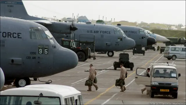 Хонобод 2005 йилгача Қўшма Штатларнинг Афғонистондаги амалиётларини дастаклашда энг муҳим базалардан бири бўлди. Оғир ҳарбий учоқлар учиб-қўниб туришди ва юзлаб аскарлар жойлаштирилди.