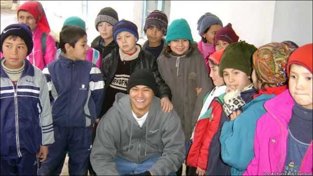 Эвазига Вашингтон ўн миллион долларлаб ҳақ тўлади ва Ўзбекистонни ҳамкор сифатида 'бағрига босди'. Қўшма Штатлар амалиётларидан маҳаллий одамлар ҳам фойда кўрдилар: аскарларни транспорт ва егулик-ичкилик билан таъминлаш каби жабҳаларда янги иш ўринлари яратилди. Қўшма Штатлар ҳарбийлиги маҳаллий аҳолини ҳам дастаклаганди.