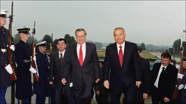 Қўшма Штатлар Давлат котибаси Ҳиллари Клинтоннинг Ўзбекистонга сафар қилиши Вашингтон ва Тошкент ўртасидаги муносабатларда мисли кўрилмаган бурилиш бўлганини намойиш этади. Ўтган 10 йил асносидаги 'террорга қарши уруш' ва айниқса Афғонистондаги қарама-қаршиликлар ушбу муносабатлар учун замин бўлди. АҚШ ҳарбийлигининг Афғонистондаги қўшинларига дастаклаш ва алал-оқибат уларни олиб чиқиб кетишга ёрдам эҳтиёжи АҚШ-Ўзбекистон ҳамкорлиги янгидан жонланишига имкон яратди. 2001 йил 9 сентябр ҳужумларидан сўнг бир неча ҳафта ўтмай АҚШ мудофаа вазири Доналд Рамсфелд Тошкентга келиб 'террорга қарши уруш'га қўллов билдиришини сўради.