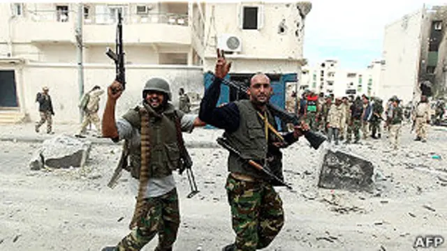 Lính của chính quyền lâm thời ăn mừng ở Sirte