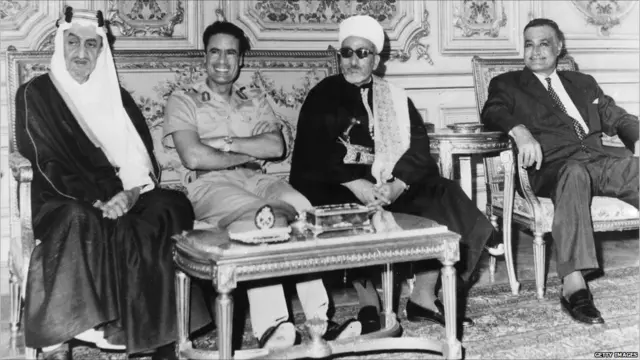 Đại tá Gaddafi đầy nhiệt huyết về chủ nghĩa dân tộc Ả Rập được Tổng thống Ai Cập Gamal Abdel Nasser ủng hộ. Lãnh tụ Libya hòa trộn những yếu tố của chủ nghĩa xã hội và lý tưởng Hồi giáo và tới năm 1975 đã vạch ra triêt lý chính trị của mình trong tập một của bộ ba tập sách Xanh của ông. 