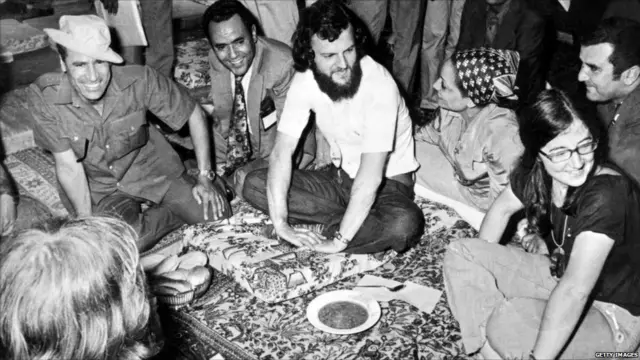 Vào những ngày đầu, Đại tá Gaddafi được một số người nhìn nhận như một "Che Guevara ở châu Phi".