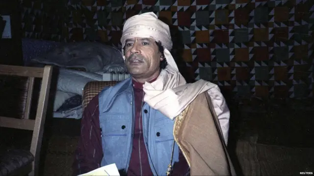 Vào những năm 1980s, Đại tá Gaddafi chủ trì các trại đào tạo các nhóm nổi dậy trên khắp Tây Phi và hậu thuẫn cho một số tổ chức dân quân kể cả Đội quân cộng hòa Ailen (IRA) và Tổ chức giải phóng Palestin. Vào năm 1986, Tổng thống Mỹ khi đó, ông Ronald Reagan, đã gọi ông là "con chó diên tại Trung Đông". 