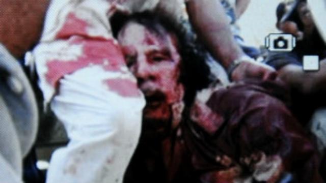 تلویزیون لیبی جسد قذافی را نشان دادند درحالی که توسط مردم روی زمین کشیده می شد