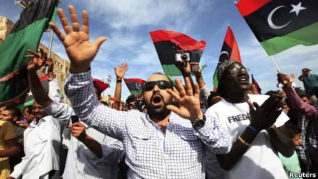 Жители Триполи празднуют смерть Каддафи