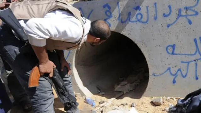 Người ta nói đây là ống cống ông Gaddafi trốn trước khi bị bắt