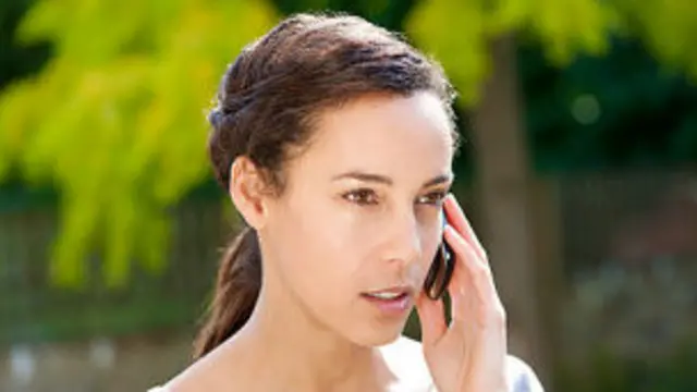 Mujer hablando por teléfono