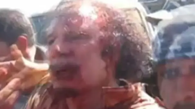 Khi ra khỏi ống cống, Đại tá Gaddafi đã bị thương nặng