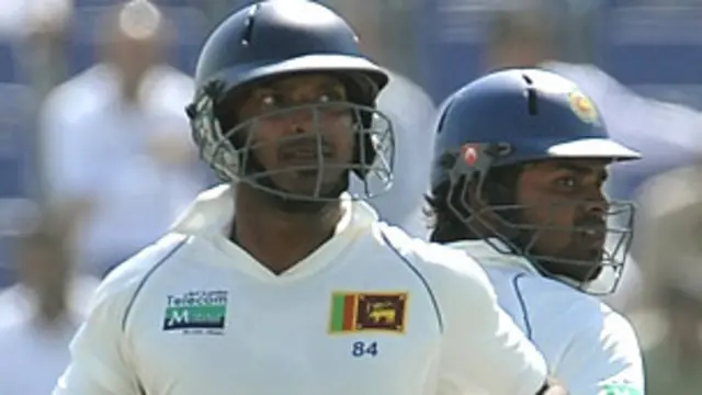 سنگاکارا نے دوسری اننگز میں نصف سنچری بنائی