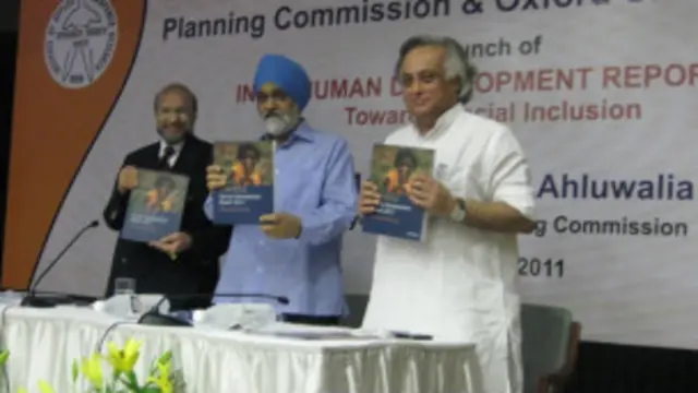 भारतीय मानव विकास रिपोर्ट का योजना आयोग के उपाध्यक्ष मोंटेक सिंह अहलूवालिया ने विमोचन किया 