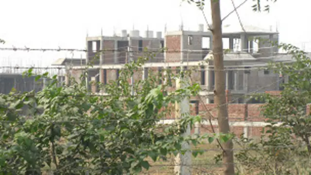 इन इलाकों में कई हज़ार लोगों ने बिल्डरों के माध्यम से मकानों की बुकिंग करा ली है. किसानों के साथ-साथ ये लोग भी परेशान हैं.