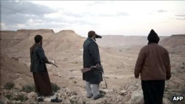 Các chiến binh Libya trên đồi gần núi Nalut