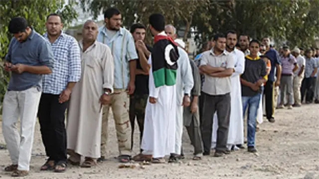 Dân xếp hàng xem thi thể ông Gaddafi