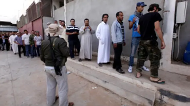 Warga Kota Misrata antri untuk menyaksikan jenazah Moammar Gaddafi