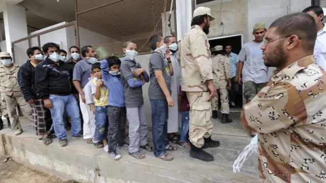 Warga Libia melihat jenazah Gaddafi