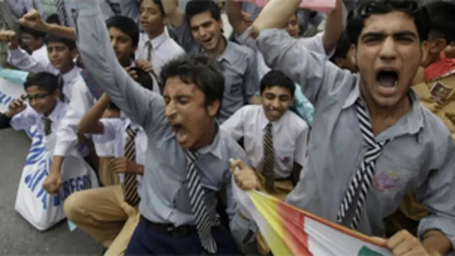 ماہرین کہتے ہیں کہ شرح نمو نہ بڑھی تو نوجوانوں کو بے روز گاری کا سامنا ہوگا