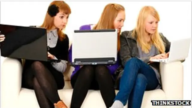 Chicas utilizando un computador