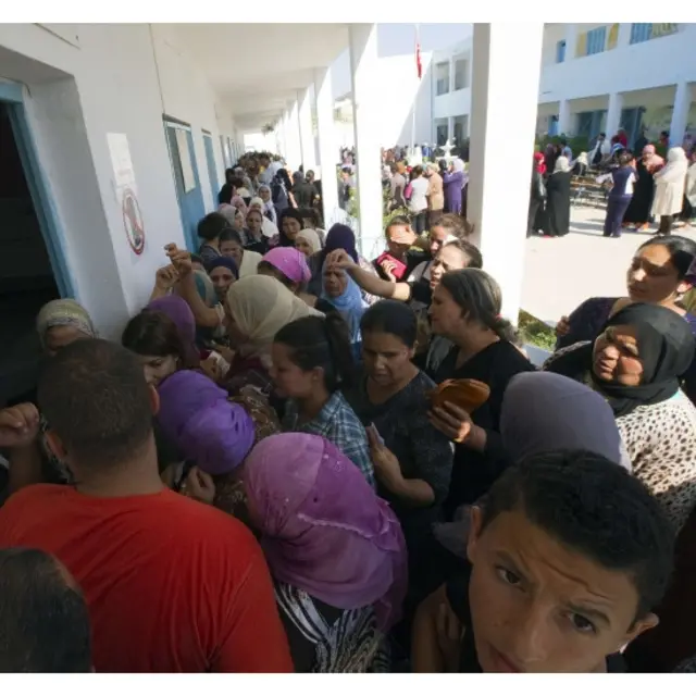 突尼斯2011年10月23日举行第一次民主选举，在Ettadhamen投票站，那里是劳动阶层居住区