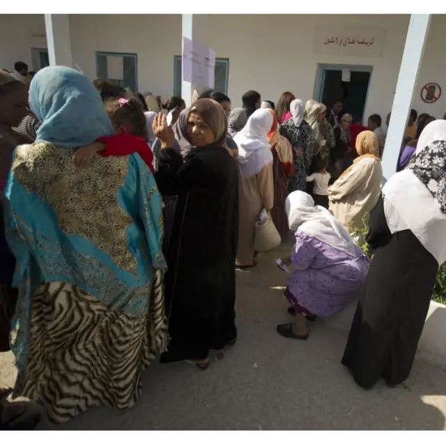 Ettadhamen投票站外男女选民分开排队等待投票开始