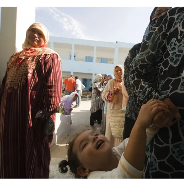 Ettadhamen投票站在投票开始前两小时