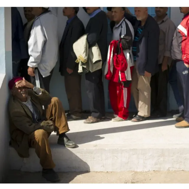 突尼斯投票站，选民分男女排成两队等待投票。投票率接近70%。